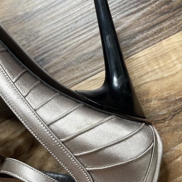 Gucci Satin Runway Bow Heels - Picture 10 of 16